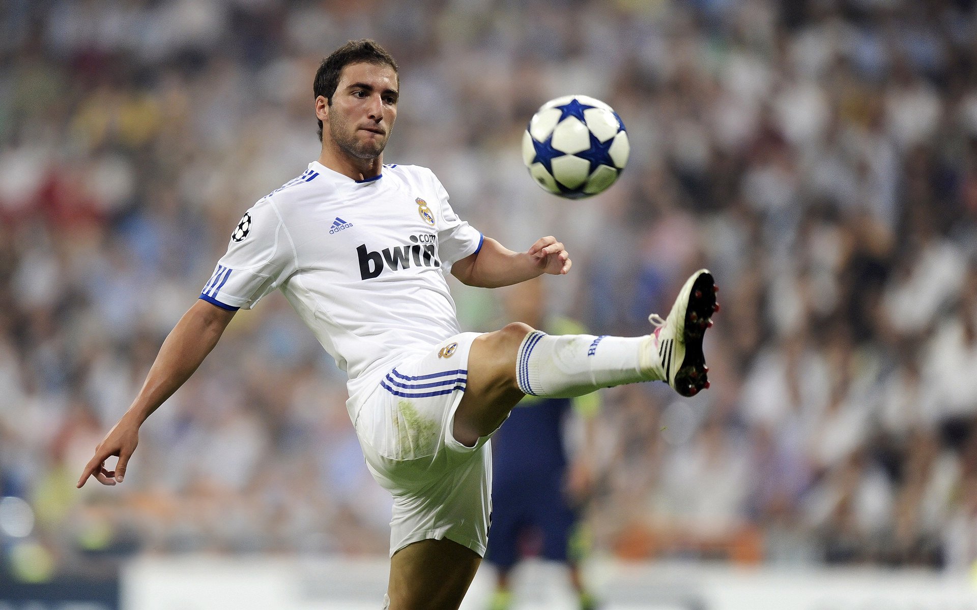 球场上的“战术大师”：揭示球队胜利密码，球员战术意识